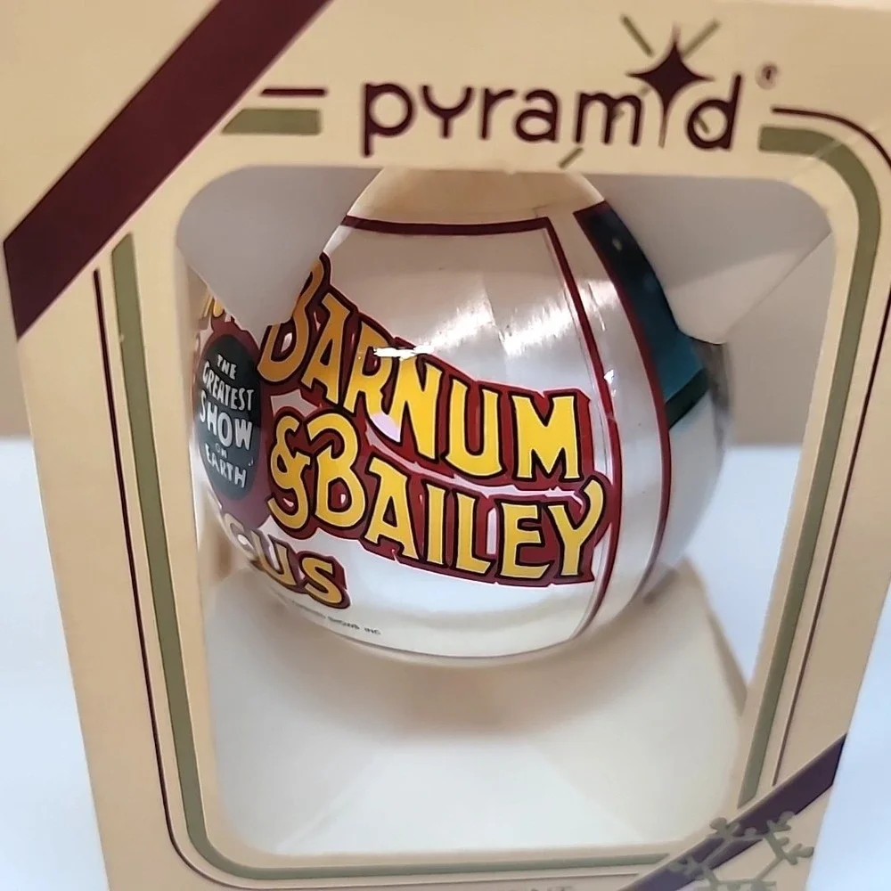Vtg 1982 Pyramid Ringling Bros Barnum Bailey Bears on Ice Ornament-Original Box‎